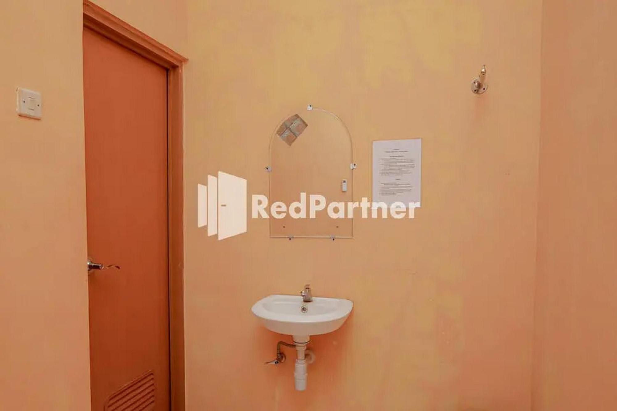 Pondok Damai Guest House Syariah Mitra Reddoorz チルボン エクステリア 写真