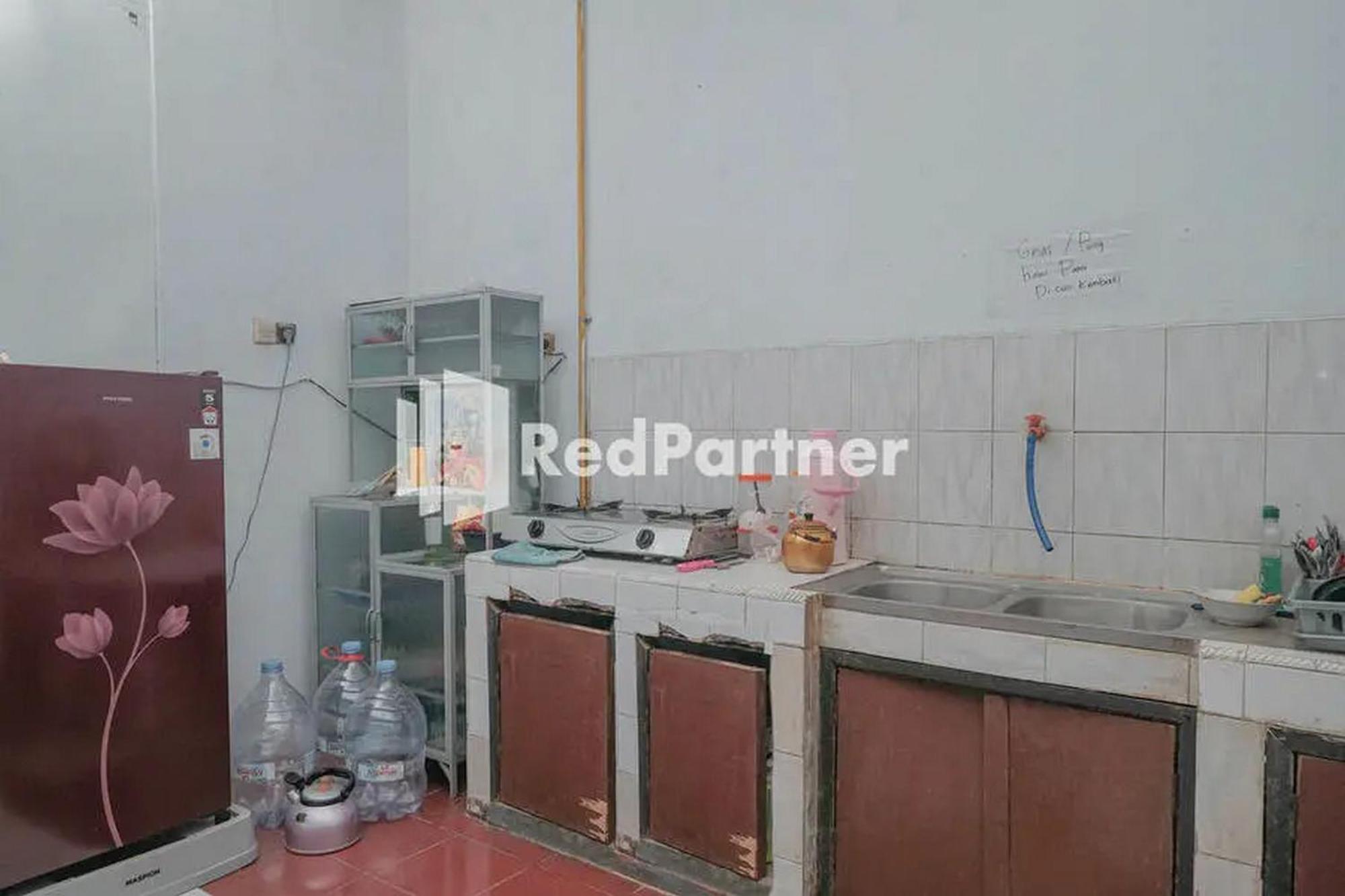 Pondok Damai Guest House Syariah Mitra Reddoorz チルボン エクステリア 写真