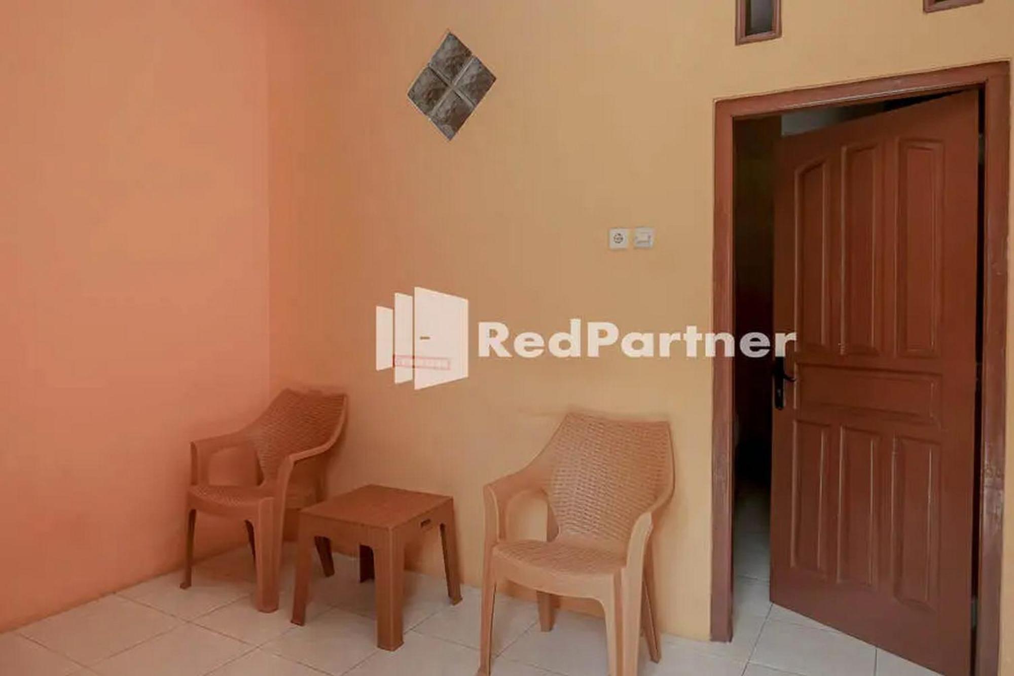 Pondok Damai Guest House Syariah Mitra Reddoorz チルボン エクステリア 写真