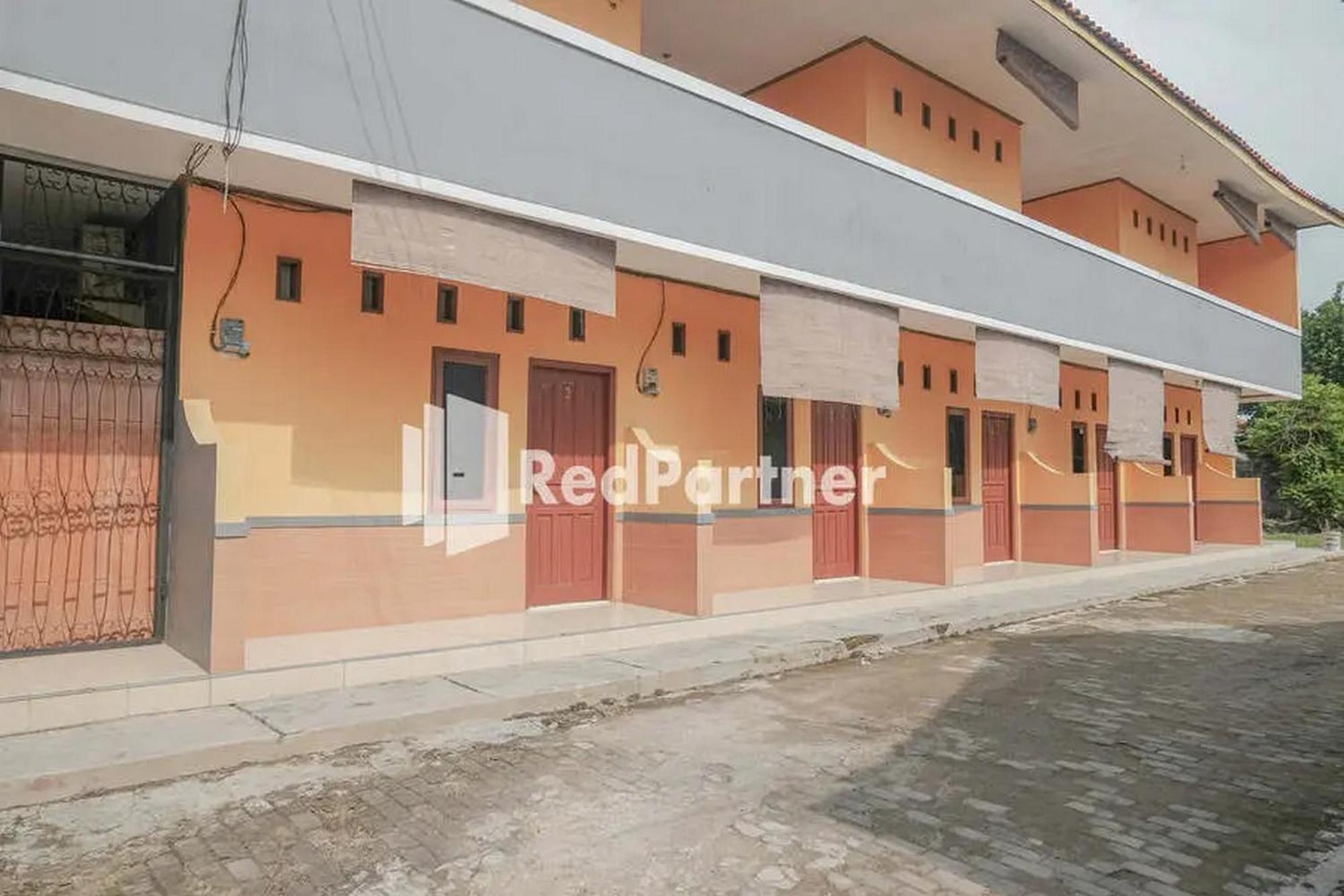 Pondok Damai Guest House Syariah Mitra Reddoorz チルボン エクステリア 写真