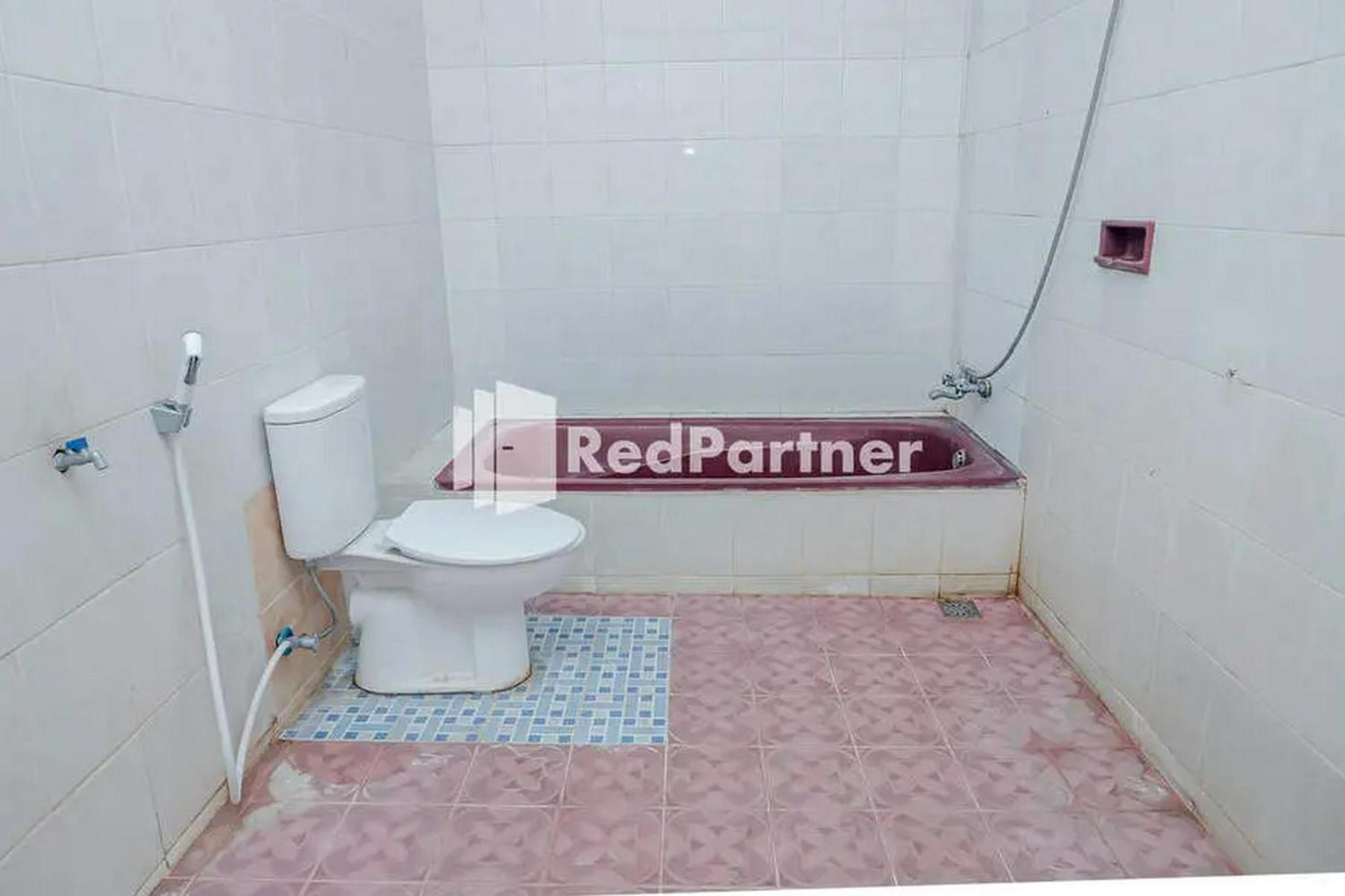 Pondok Damai Guest House Syariah Mitra Reddoorz チルボン エクステリア 写真