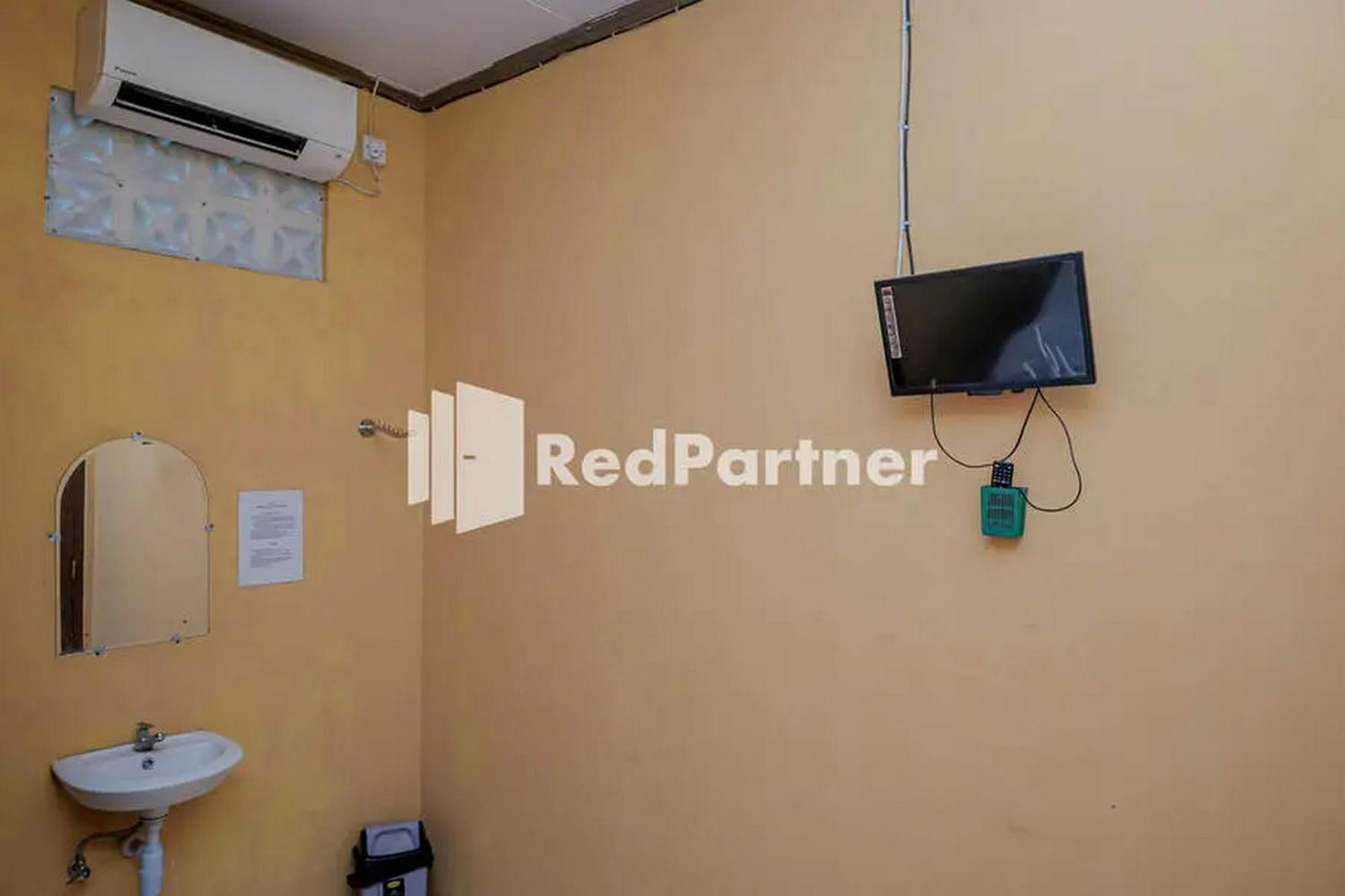 Pondok Damai Guest House Syariah Mitra Reddoorz チルボン エクステリア 写真