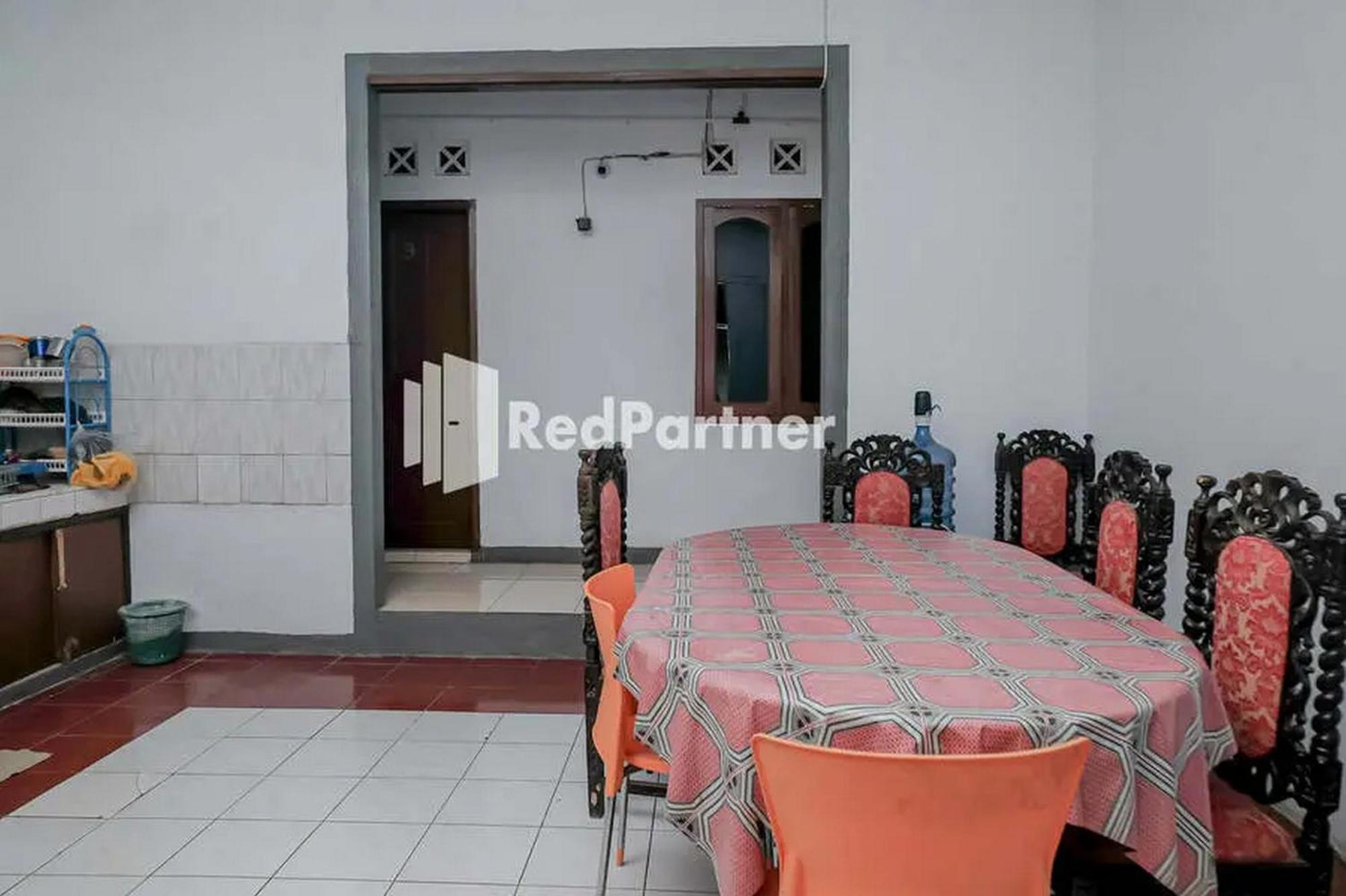 Pondok Damai Guest House Syariah Mitra Reddoorz チルボン エクステリア 写真