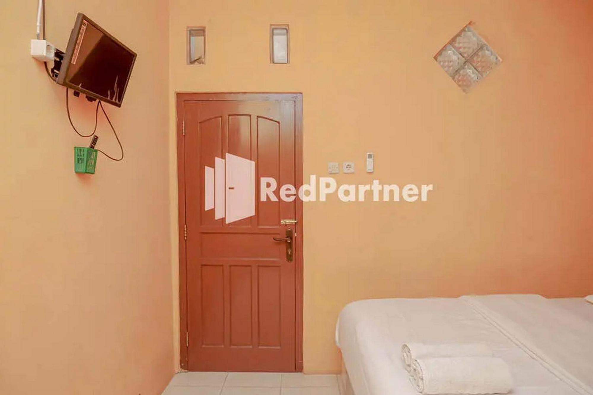 Pondok Damai Guest House Syariah Mitra Reddoorz チルボン エクステリア 写真