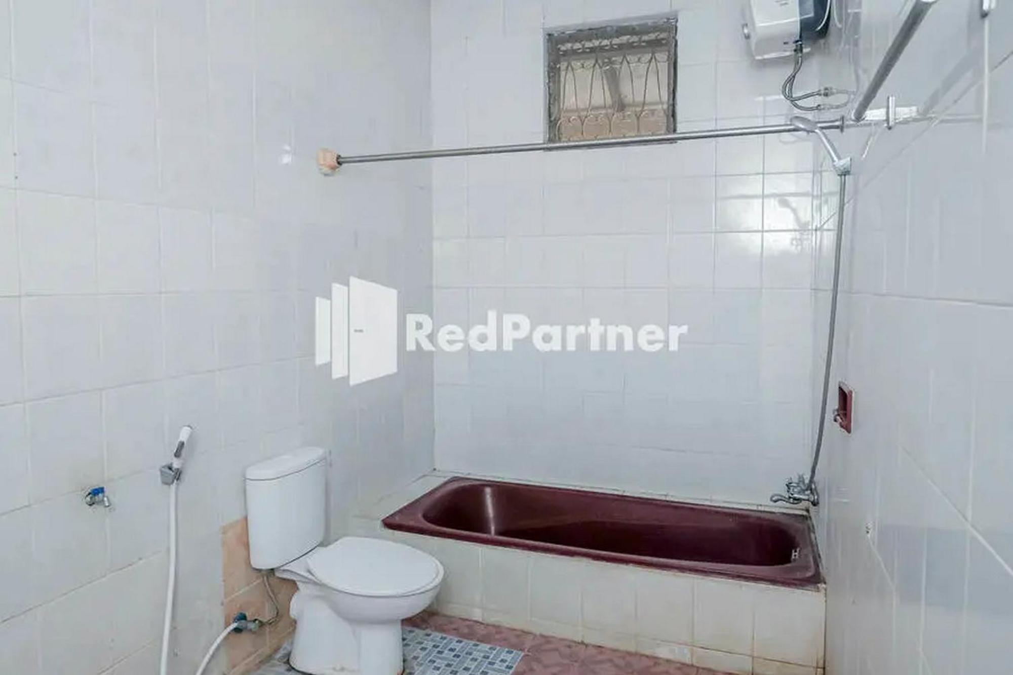 Pondok Damai Guest House Syariah Mitra Reddoorz チルボン エクステリア 写真