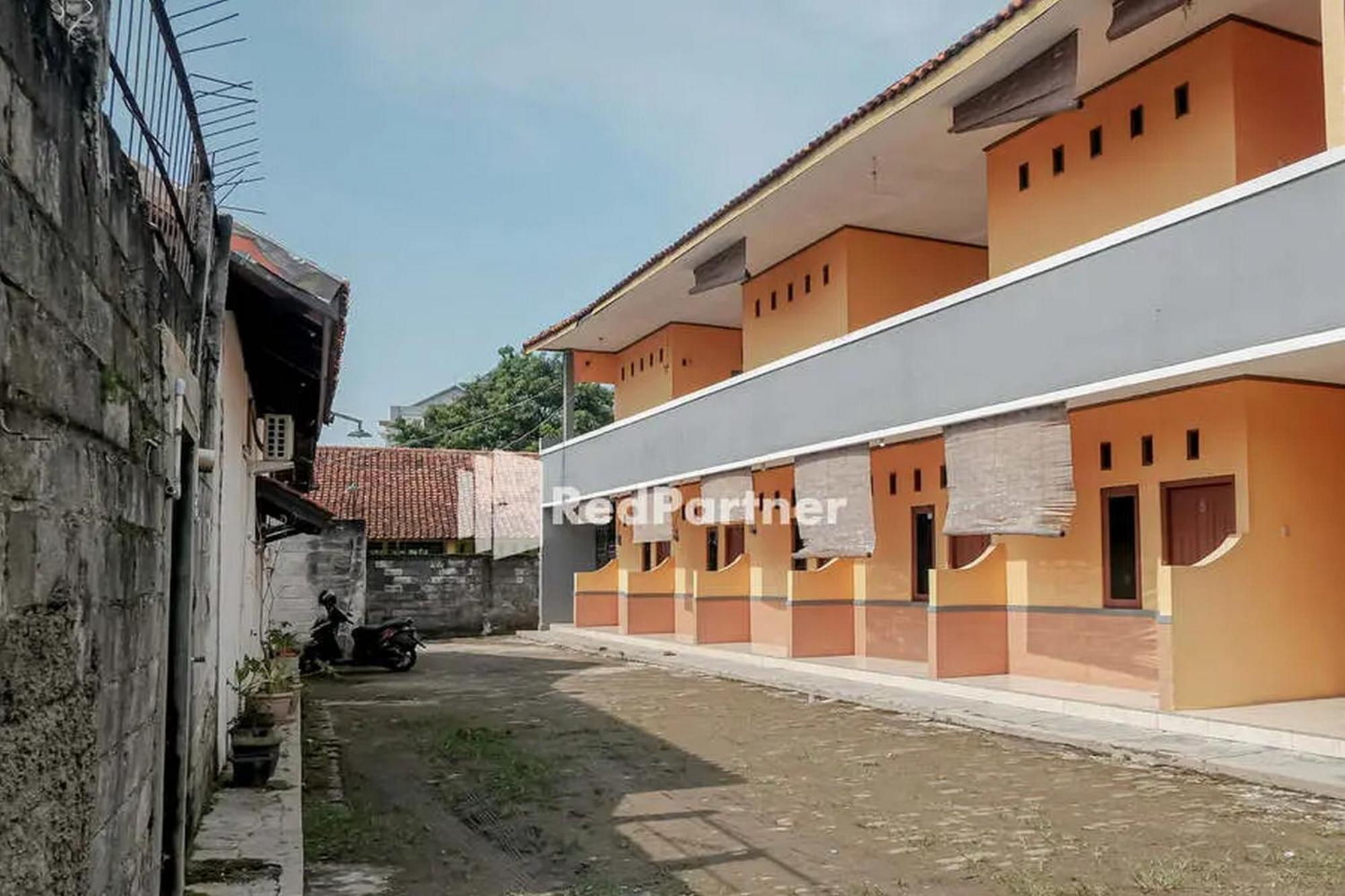 Pondok Damai Guest House Syariah Mitra Reddoorz チルボン エクステリア 写真
